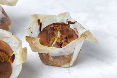 Beyaz arka planda kırmızı böğürtlenli ve kirazlı ev yapımı kekler. Geleneksel yemek.