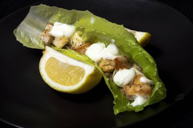Tavuklu, marullu, limonlu, tostlu, sezar soslu, peynirli ve sarımsaklı ev yapımı Sezar salatası. Sağlıklı gıda kavramı.
