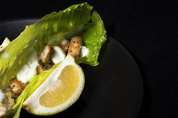 Salada Caseira Caesar Com Frango Alface Limão Torrada Molho César — Fotografia de Stock