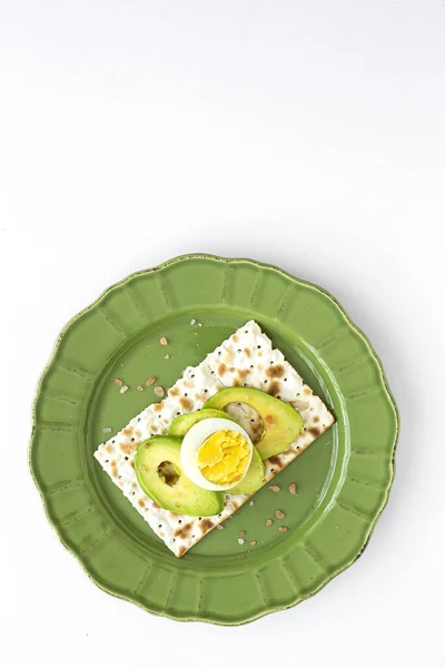 Galletas Saladas Con Aguacate Con Huevo Arriba Sobre Fondo Colores —  Fotos de Stock