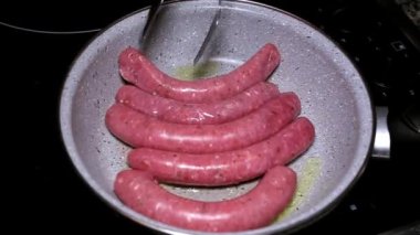 Sağlıklı zeytinyağlı tavada kızarmış sosis.