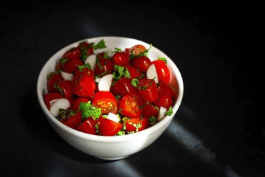 Taze soğanlı, naneli, zeytinyağlı ve tuzlu ev yapımı domates salatası. Vejetaryen yemeği. Sağlıklı gıda konsepti