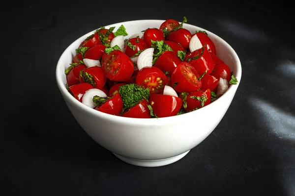 Hausgemachter Tomatensalat Mit Frischen Zwiebeln Minze Olivenöl Und Salz Veganes — Stockfoto