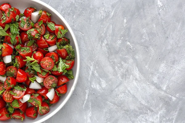 Ensalada Casera Tomate Cherry Con Cebolla Fresca Menta Aceite Oliva —  Fotos de Stock