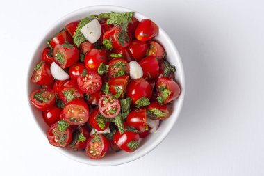 Taze soğanlı, naneli, zeytinyağlı ve tuzlu ev yapımı domates salatası. Vejetaryen yemeği. Sağlıklı gıda konsepti