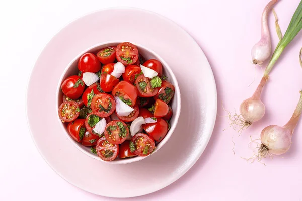 Hausgemachter Tomatensalat Mit Frischen Zwiebeln Minze Olivenöl Und Salz Veganes — Stockfoto