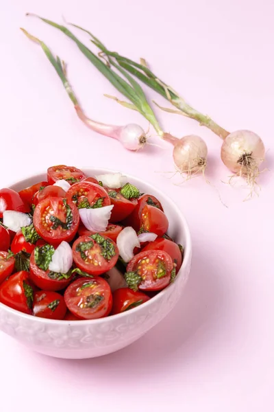 Hemlagad Körsbärstomatsallad Med Färsk Lök Mynta Olivolja Och Salt Vegansk — Stockfoto