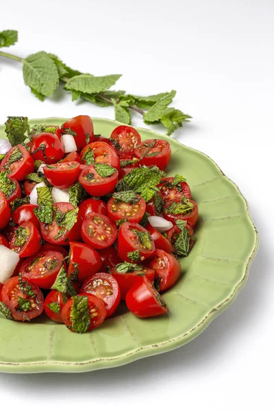 Hausgemachter Tomatensalat Mit Frischen Zwiebeln Minze Olivenöl Und Salz Veganes — Stockfoto