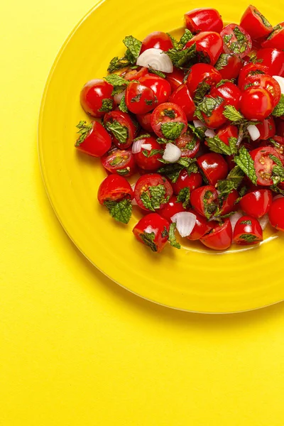 Hemlagad Körsbärstomatsallad Med Färsk Lök Mynta Olivolja Och Salt Vegansk — Stockfoto