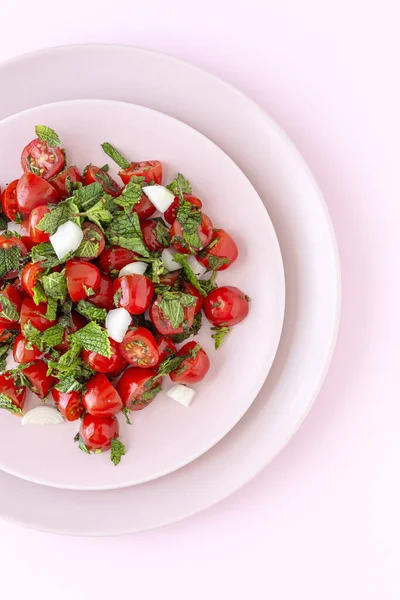 Taze soğanlı, naneli, zeytinyağlı ve tuzlu ev yapımı domates salatası. Vejetaryen yemeği. Sağlıklı gıda konsepti