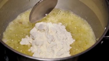 Şef elleri kroketler için ev yapımı beşamel sosu yapıyor.