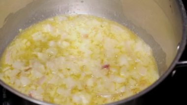 Şef elleri kroketler için ev yapımı beşamel sosu yapıyor.