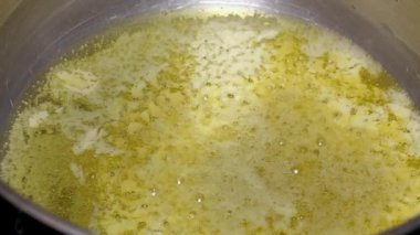 Şef elleri kroketler için ev yapımı beşamel sosu yapıyor.