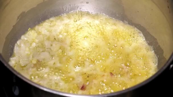 Chef Mãos Fazendo Molho Caseiro Bechamel Para Croquetes — Vídeo de Stock