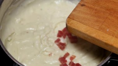 Şef elleri kroketler için ev yapımı beşamel sosu yapıyor.