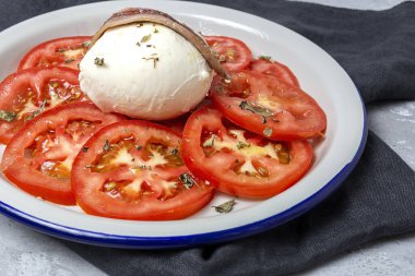 Mozzarella, Ançüez ve Oregano ile ev yapımı sağlıklı domates salatası. Sağlıklı gıda konsepti