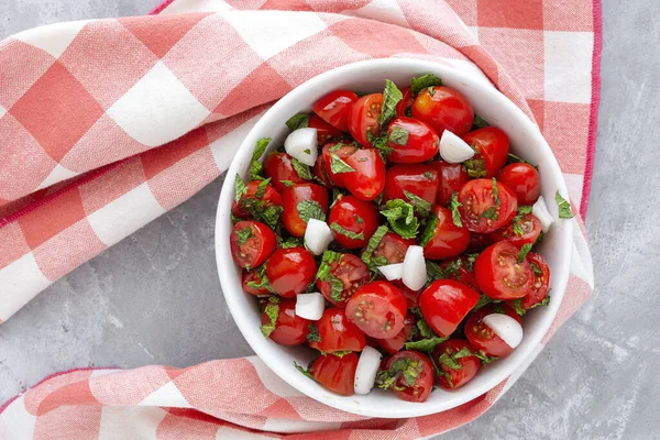 Ensalada Casera Tomate Cherry Con Cebolla Fresca Menta Aceite Oliva —  Fotos de Stock