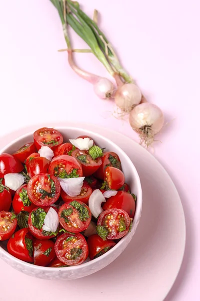 Hemlagad Körsbärstomatsallad Med Färsk Lök Mynta Olivolja Och Salt Vegansk — Stockfoto