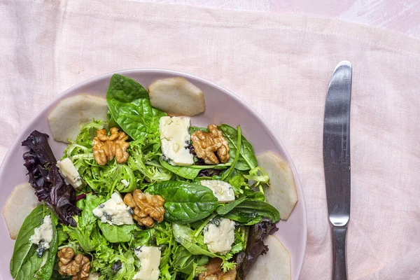 블루치즈 양상추 샐러드를 만들어 먹는다 채소로 그릇에 음식을 담는다 — 스톡 사진