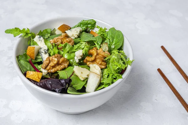 Hausgemachter Gesunder Salat Mit Blauschimmelkäse Walnüssen Und Birne Veganes Ernährungskonzept — Stockfoto