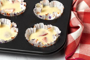 Kırmızı böğürtlenli ev yapımı kekler ve pembe arka planda kirazlar. Geleneksel yemek.