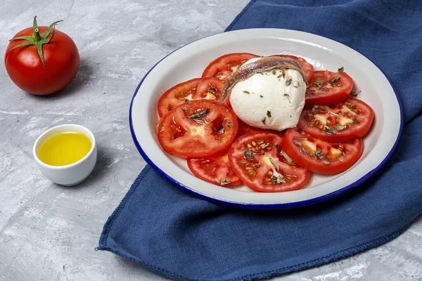 Ensalada Tomate Casera Saludable Con Mozzarella Anchoas Orégano Concepto Comida —  Fotos de Stock