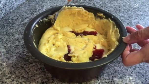 Kook Zelfgemaakte Cheesecake Maken Mengen Van Ingrediënten — Stockvideo
