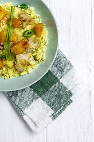 Heerlijke Gezonde Zelfgemaakte Couscous Salade Met Kip Mango Chili Gezond — Stockfoto