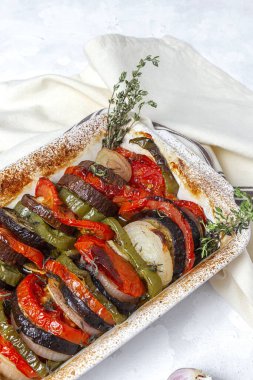 Ev yapımı Ratatouille. Geleneksel Fransız yaz sebzeleri güveci. Sağlıklı yiyecekler. Vejetaryen gıda konsepti