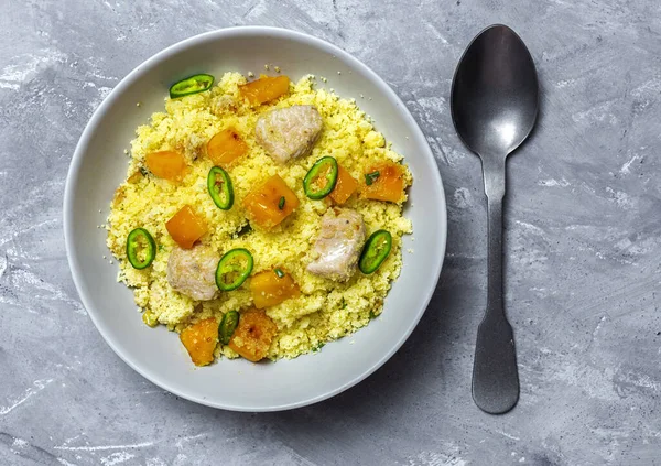 Läcker Och Hälsosam Hemlagad Couscous Sallad Med Kyckling Mango Och — Stockfoto