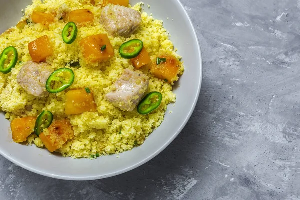 Heerlijke Gezonde Zelfgemaakte Couscous Salade Met Kip Mango Chili Gezond — Stockfoto