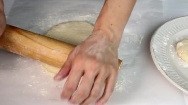 Şefin elleri ev yapımı kekler için hamur yoğuruyor.