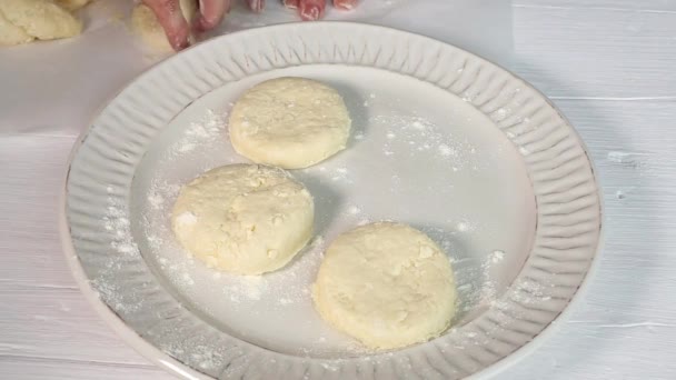 Chef Manos Amasando Masa Para Pasteles Caseros — Vídeo de stock