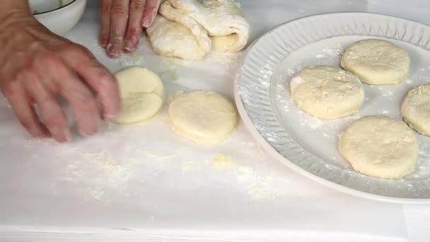 Chef Manos Amasando Masa Para Pasteles Caseros — Vídeo de stock