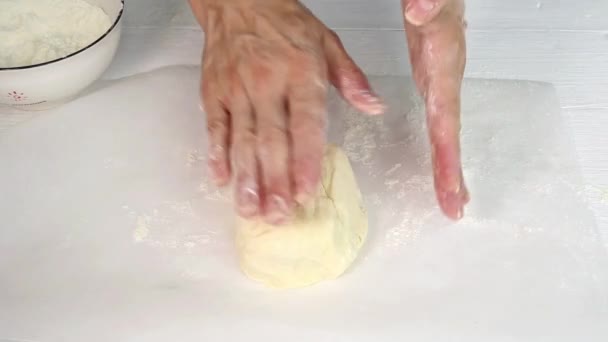 厨师用手揉面做土制糕点 — 图库视频影像