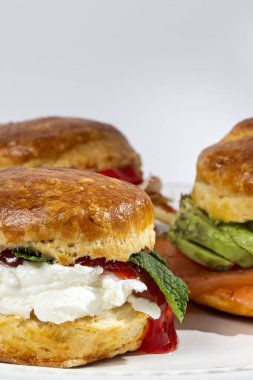 Jambon, peynir, avokado, somon, krem peynir ve çilek reçelli ev yapımı çörekler. Geleneksel İngiliz yemekleri