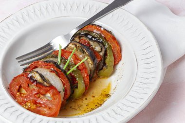 Ev yapımı Ratatouille. Geleneksel Fransız yaz sebzeleri güveci. Sağlıklı yiyecekler. Vejetaryen gıda konsepti