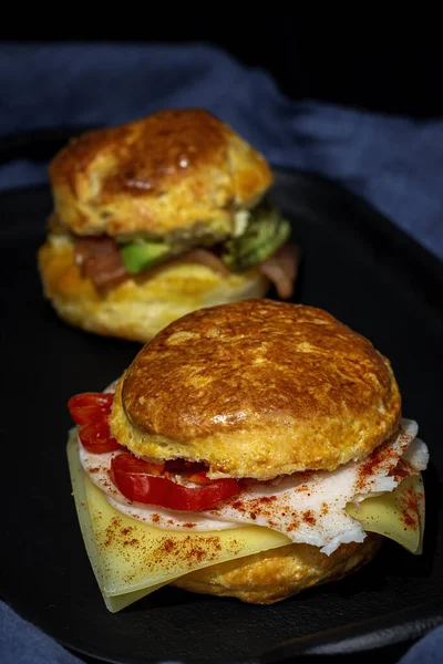 Hjemmelagde Scones Med Skinke Ost Avokado Laks Smøreost Jordbærsyltetøy Svart – stockfoto