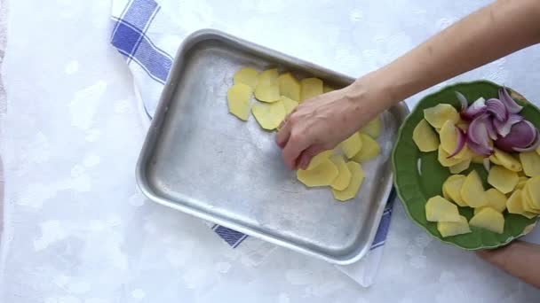 Kockens Händer Förbereder Sig För Att Steka Potatis Ovanifrån Platt — Stockvideo