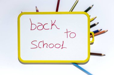 Okul gereçleri, defterler, yukarıdan renkli kalemler. Düz yatıyordu. Üst görünüm