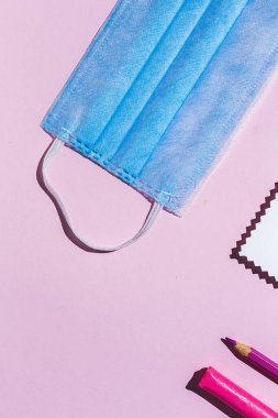 Okul gereçleri, defterler, yukarıdan renkli kalemler. Düz yatıyordu. Üst görünüm