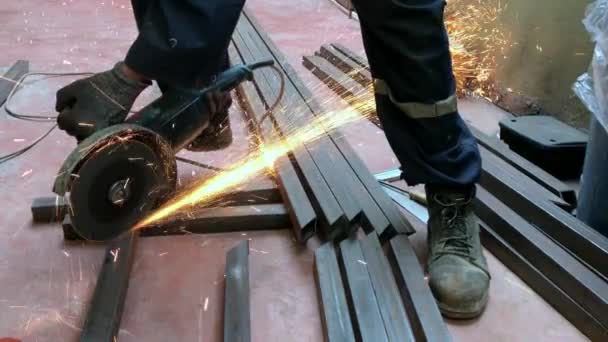 Irreconocible Trabajador Cortando Plancha Con Radial Carpintería Metálica — Vídeos de Stock