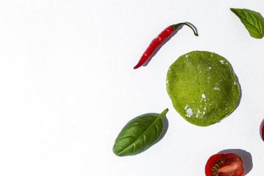 Yukardan gelen ricotta peyniri ile doldurulmuş ev yapımı İtalyan ıspanaklı ravioli. Düz yatıyordu. Üst Manzara. İtalyan yemeği.