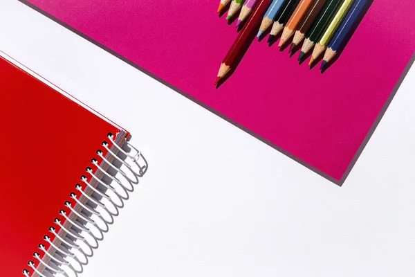 Επιστροφή Στα Σχολικά Είδη Σημειωματάρια Χρωματιστά Μολύβια Από Πάνω Επίπεδη — Φωτογραφία Αρχείου