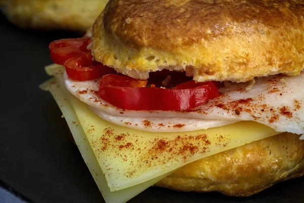 Hjemmelagde Scones Med Skinke Ost Avokado Laks Smøreost Jordbærsyltetøy Svart – stockfoto