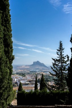 Manzaralı geleneksel beyaz Endülüs köyleri. Antequera. Malaga. İspanya