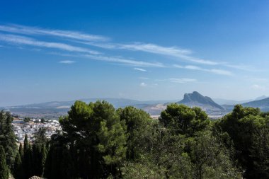 Manzaralı geleneksel beyaz Endülüs köyleri. Antequera. Malaga. İspanya