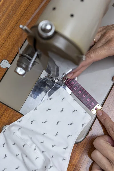 Unrecognizable Woman Hands Sewing Masks Protection Covid19 Pandemic Coronavirus Homemade — Stock Photo, Image