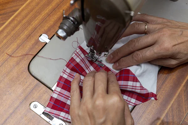 Unrecognizable Woman Hands Sewing Masks Protection Covid19 Pandemic Coronavirus Homemade — Stock Photo, Image