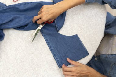 Tanımlanamayan bir kadının elleri kovid19 salgınından korunmak için maske takıyor. Coronavirus Ev Yapımı. makas